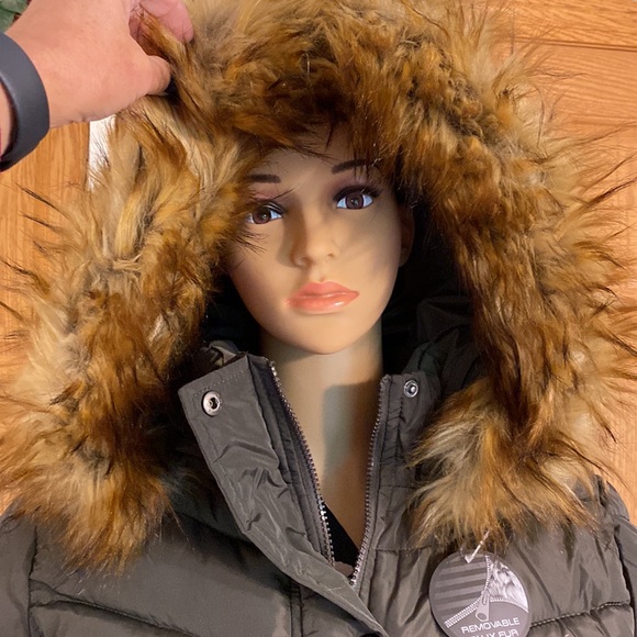 Madden Olive Green puffer coat/ attached hood with removable faux fur trim - Picture 8 of 14